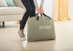 Intex Comfort Plush Extra Hoog Luchtbed - Queensize - Ingebouwde Elektrische Pomp -Camping Kortings Winkel 1320 1900 64418 inuse1 2017 300