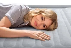 Intex Comfort Plush Extra Hoog Luchtbed - Queensize - Ingebouwde Elektrische Pomp -Camping Kortings Winkel 1320 1900 64418 inuse2 2022 300